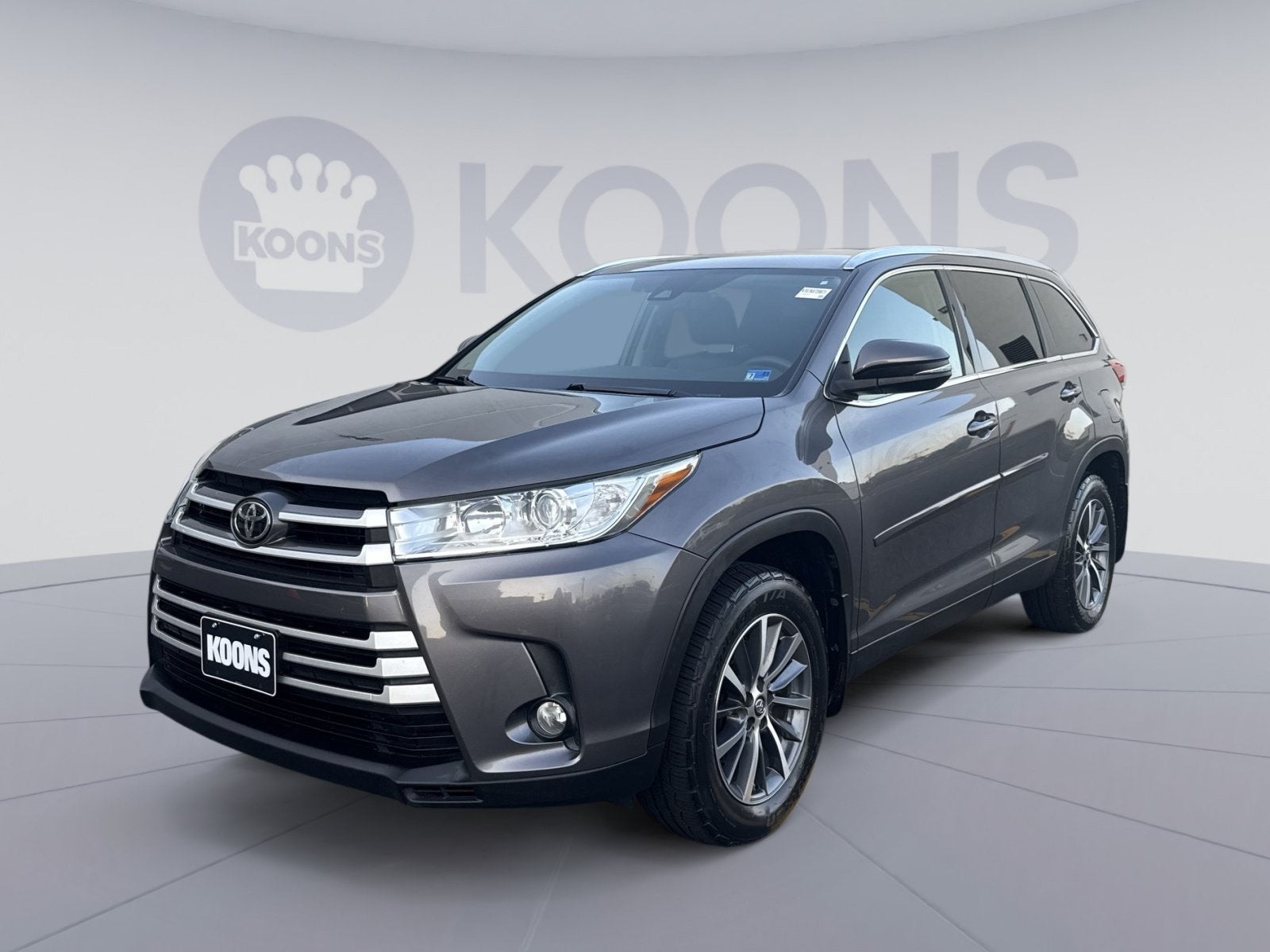 2019 Toyota Highlander SE in Predawn Gray Mica — front three-quarter view